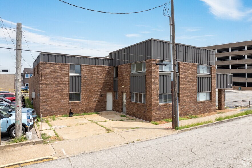 More Photos Of 111 W Lincoln St, Belleville Office For Sale