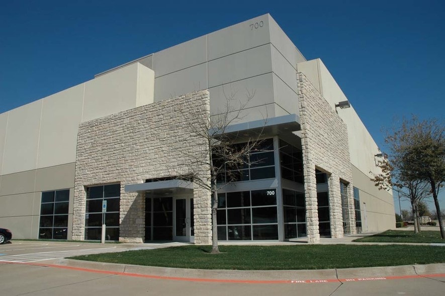More Photos Of 700 Freeport Pky, Coppell Warehouse For Lease