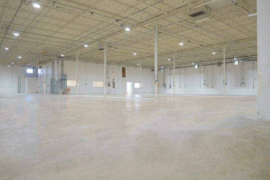 More Photos Of 9121 King Arthur Dr, Dallas Manufacturing For Lease