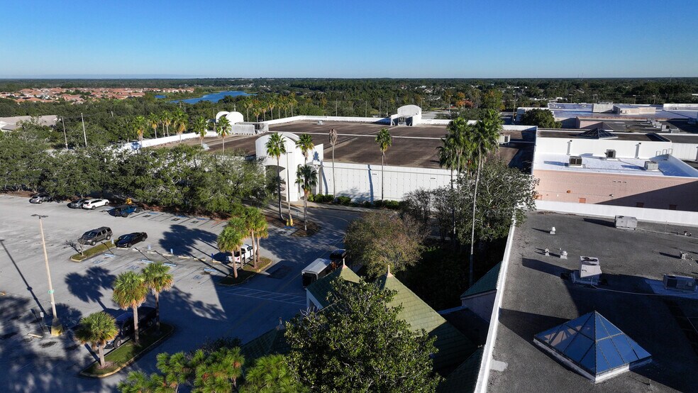 More Photos Of 3520 US Highway 98 N, Lakeland Department Store For Lease