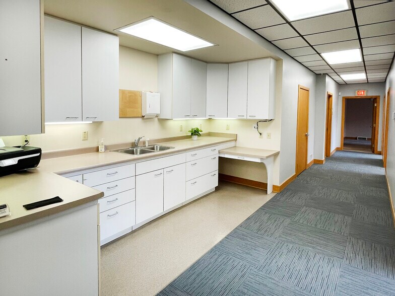 More Photos Of 1920 Monroe St, Madison Medical For Lease