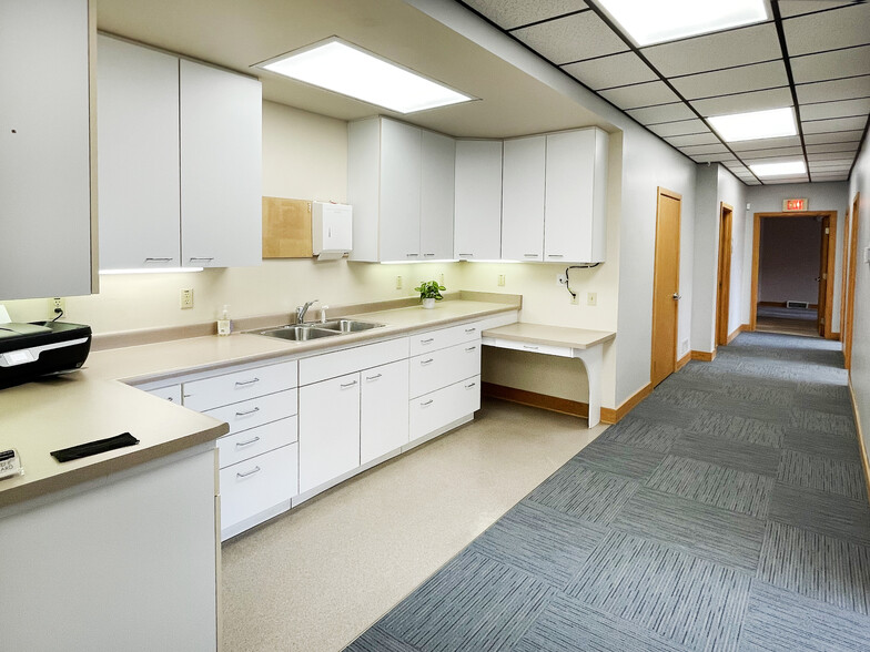 More Photos Of 1920 Monroe St, Madison Medical For Lease