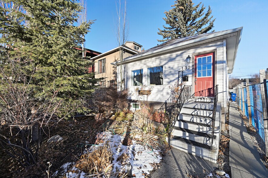 More Photos Of 132 17 Avenue NW, Calgary Office For Sale