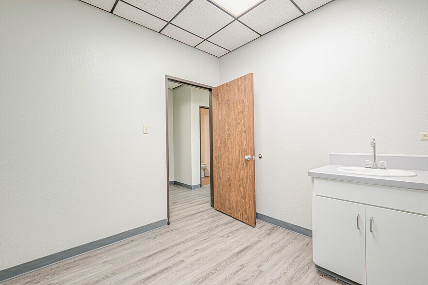 More Photos Of 2407 W Louisiana Ave, Midland Medical For Lease