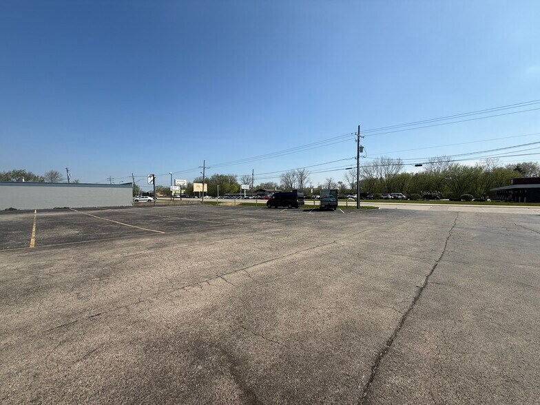More Photos Of 25514 N Il Route 83, Long Grove Auto Dealership For Lease