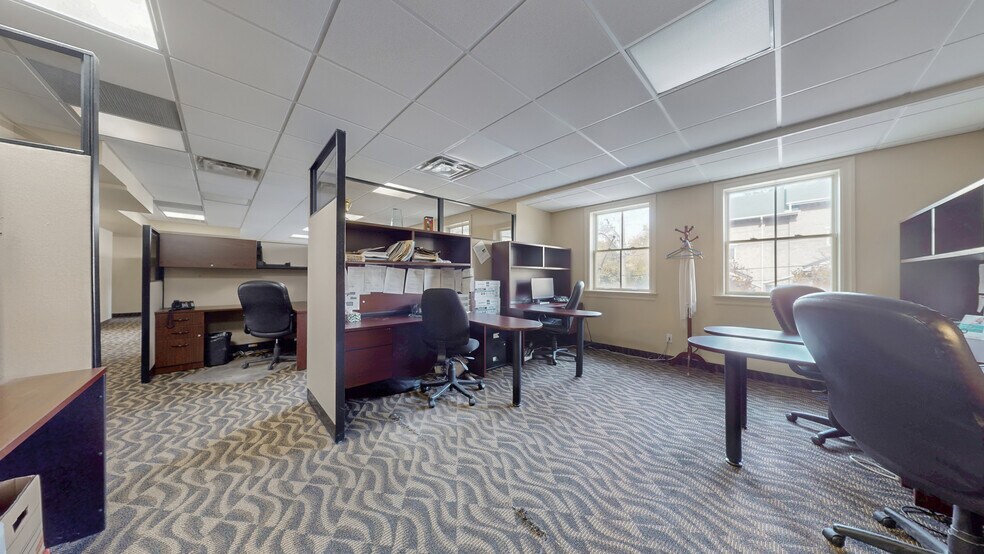 More Photos Of 121 Robinson St, Markham Office For Sale