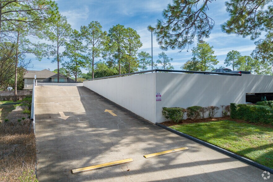 More Photos Of 15995 N Barkers Landing Rd, Houston Office For Lease