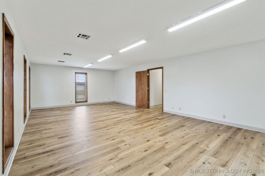 More Photos Of 1236 E Main St, Cushing Medical For Sale