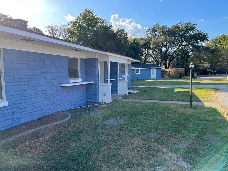 Primary Photo Of 1007 Meyer St, Sealy Multifamily For Sale