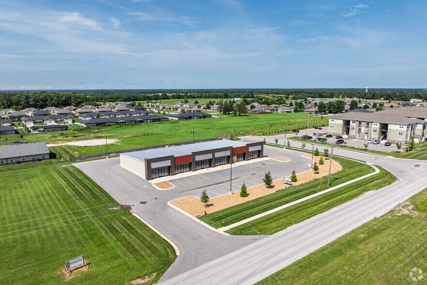 More Photos Of 911 Center St, Rogersville General Retail For Lease