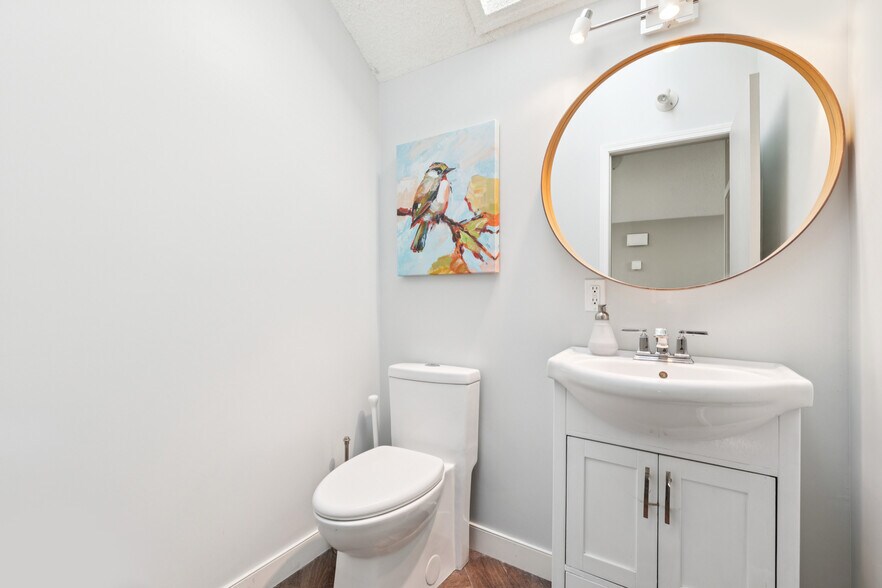More Photos Of 2632 Crowchild Trl SW, Calgary Office For Sale