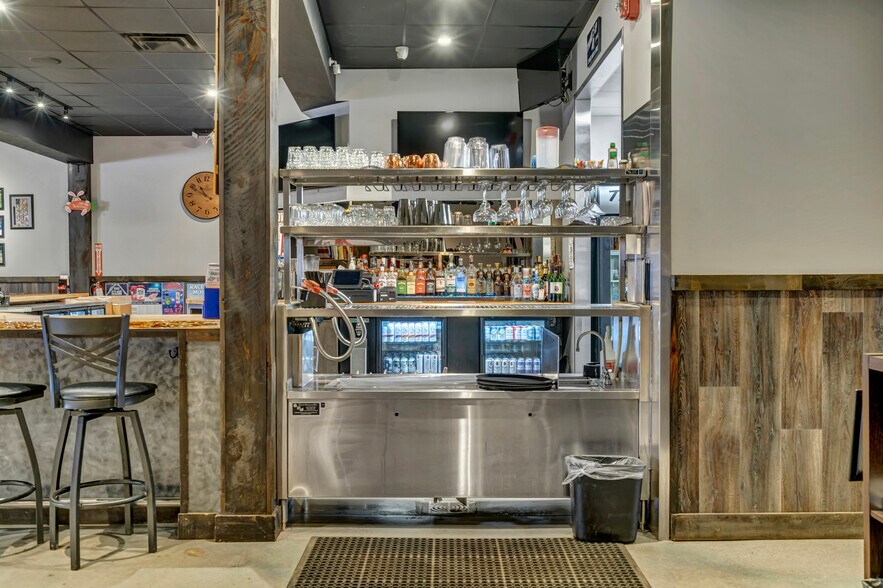 More Photos Of 53 N Howard Ave, Croswell Bar For Sale