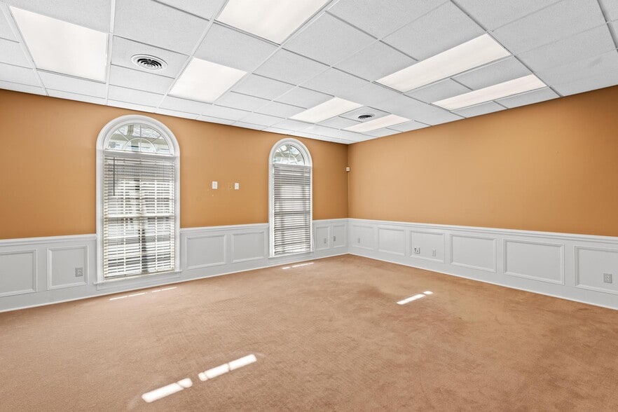 More Photos Of 1016 Everee Inn Rd, Griffin Business Park For Sale