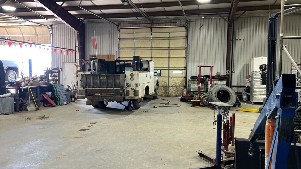 More Photos Of 1213 Elkhorn Dr, Wright Auto Repair For Sale