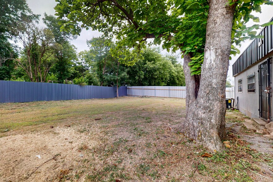 More Photos Of 3818 S Lancaster Rd, Dallas Flex For Lease