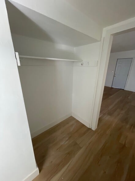 More Photos Of 16123 Wyandotte St, Van Nuys Service For Lease