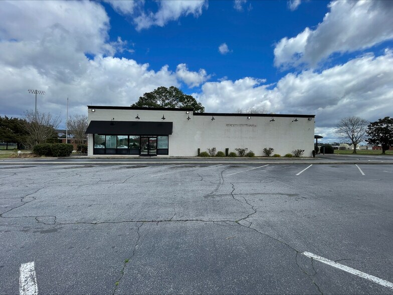 More Photos Of 1001 S Memorial Dr, Greenville Restaurant For Lease