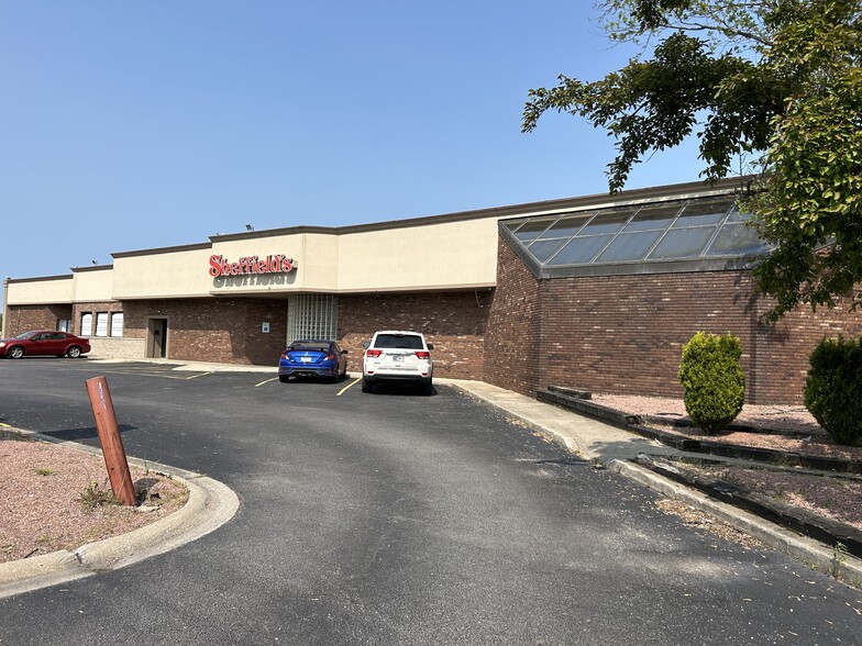 More Photos Of 1027 Sheffield Ave, Dyer Restaurant For Lease