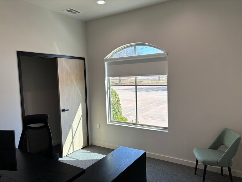 More Photos Of 1901 W 33rd St, Edmond Office Residential For Lease