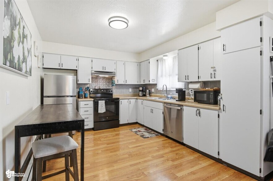 More Photos Of 12521 Tanada Loop, Anchorage Multifamily For Sale