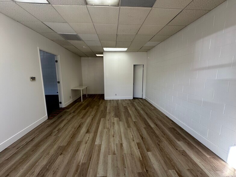 More Photos Of 400-402 W Chevy Chase Dr, Glendale Manufacturing For Lease