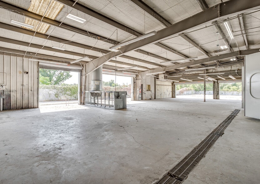 More Photos Of 926 W Division St, Arlington Flex For Sale