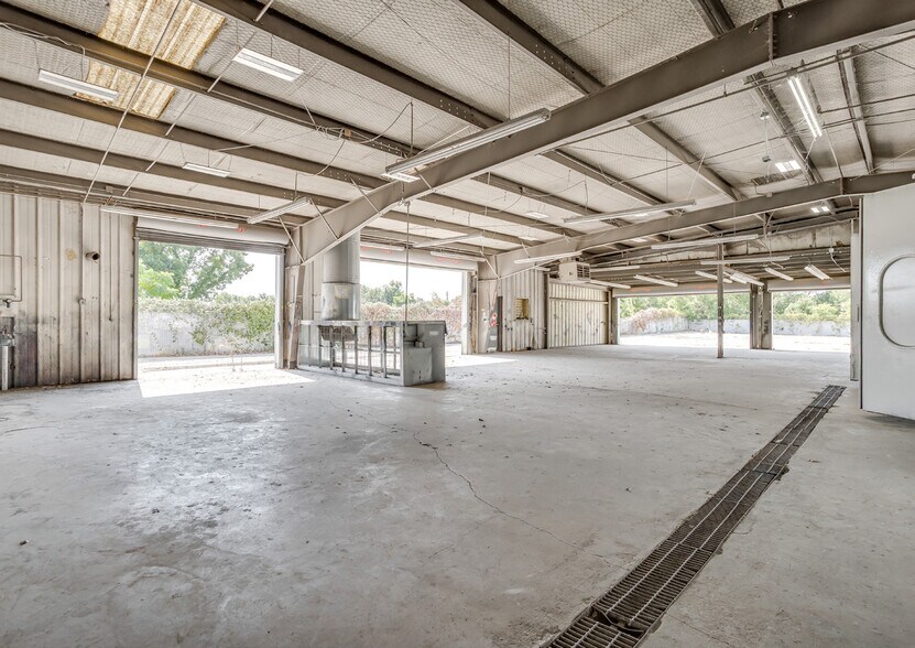 More Photos Of 926 W Division St, Arlington Flex For Lease