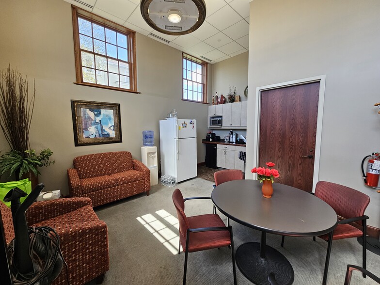 More Photos Of 708 Center Ave, Bay City Office For Sale