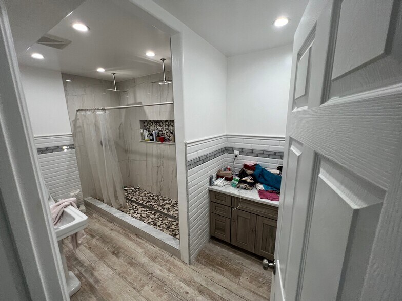 More Photos Of 5020 19 1/2 Ave, Riverdale Restaurant For Sale