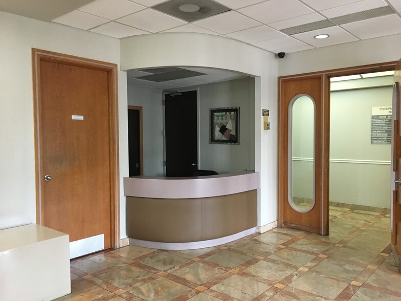 More Photos Of 2021 Tyler St, Hollywood Office For Lease