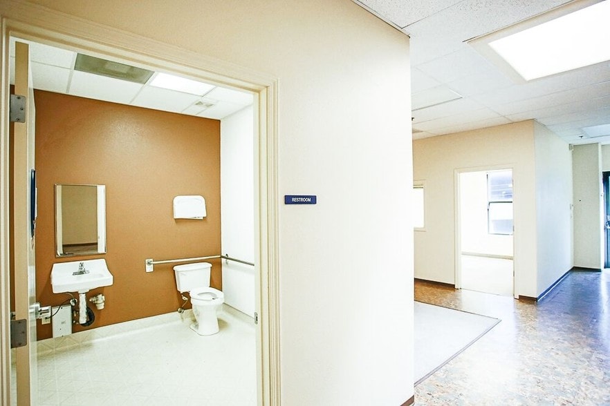 More Photos Of 1250-1252 FULTON St, Fresno Storefront Retail Office For Lease