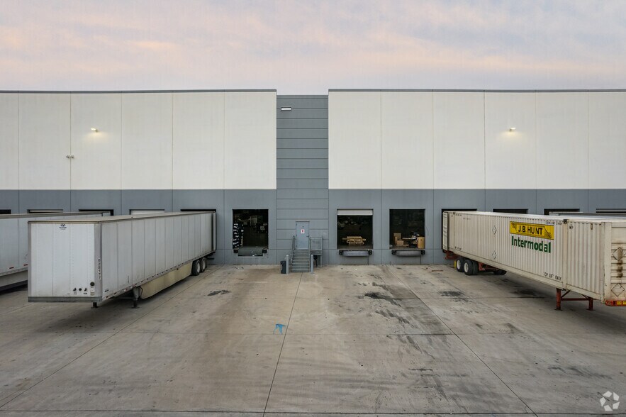 More Photos Of 10900 Goodnight Ln, Dallas Distribution For Lease