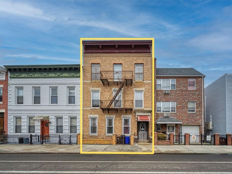 Primary Photo Of 3172 44th St, Astoria Multifamily For Sale