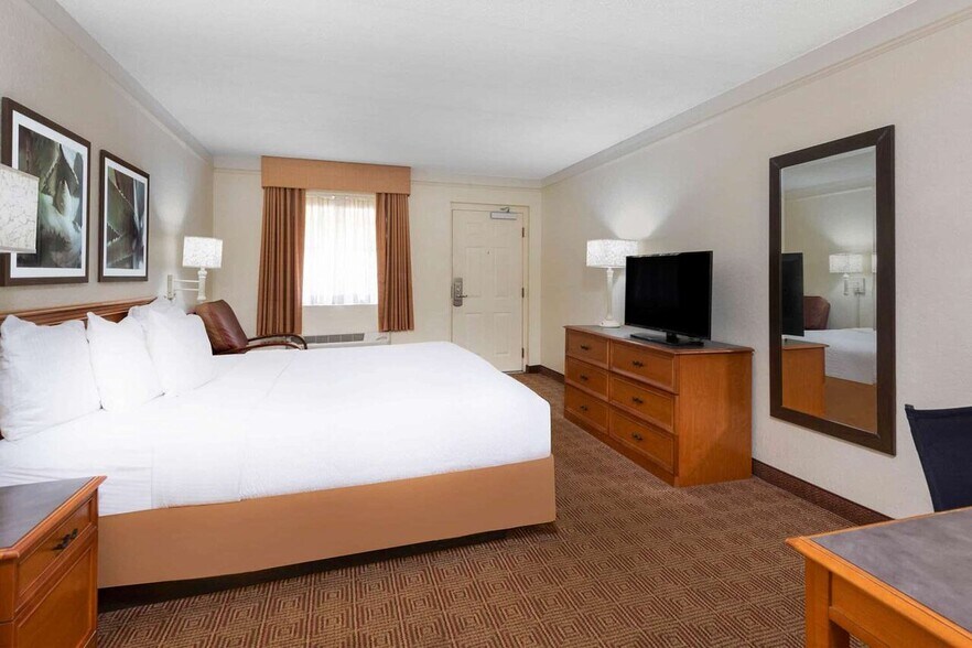 More Photos Of 351 W Hillsboro Blvd, Deerfield Beach Hotel For Sale