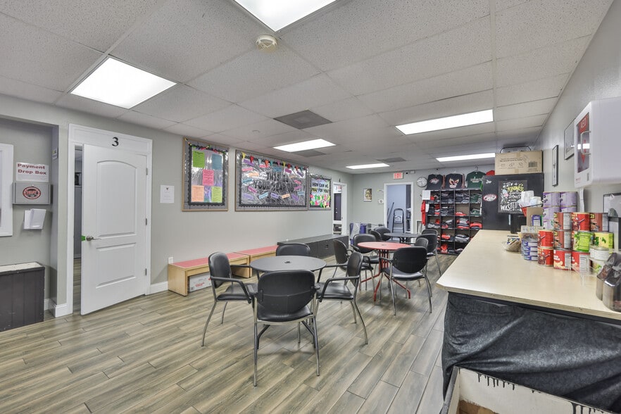 More Photos Of 307 S Parsons Ave, Brandon Storefront For Lease