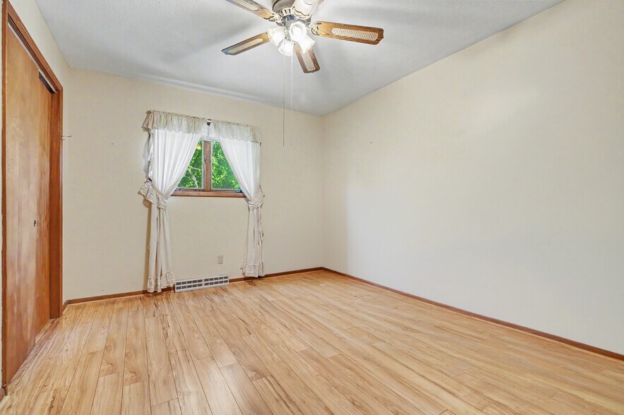 More Photos Of 4250 Herr Fieldhouse Rd, Southington Veterinarian Kennel For Sale