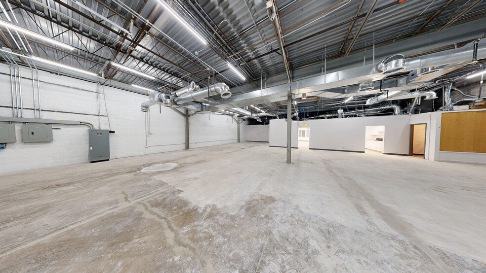 More Photos Of 271-285 E Helen Rd, Palatine Light Distribution For Sale