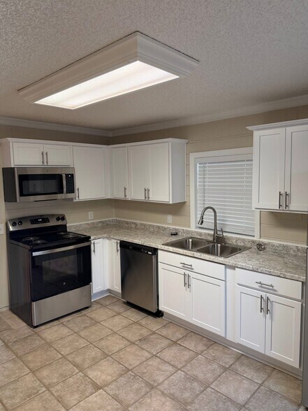 More Photos Of 400 W 5th St, Adel General Retail For Lease