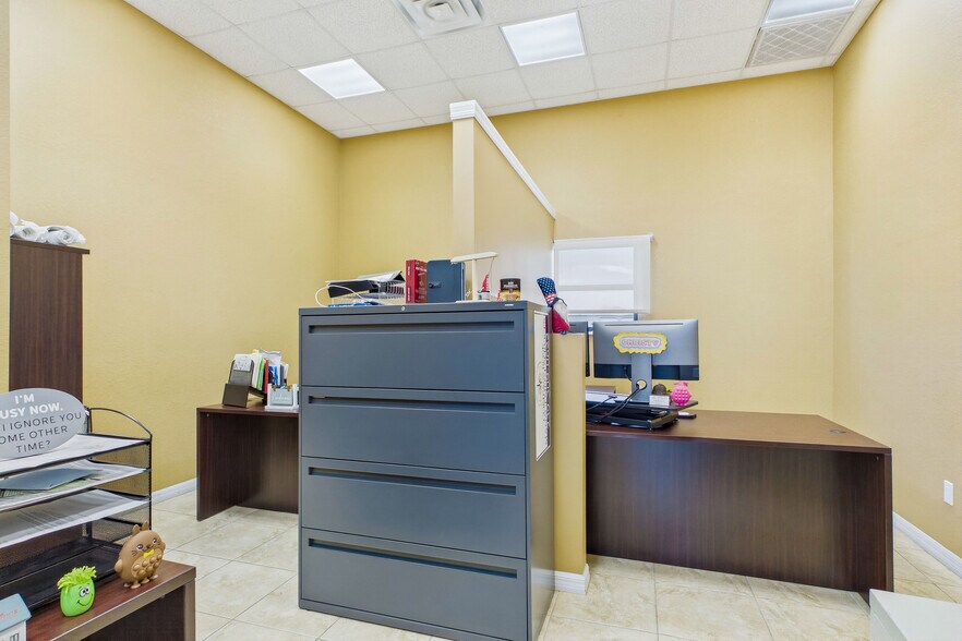 More Photos Of 1010 NE 9th St, Cape Coral Office For Sale
