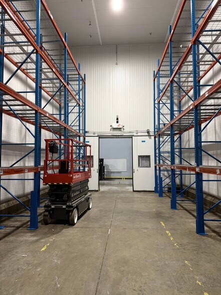 More Photos Of 2301 W Walnut St, Chicago Refrigeration Cold Storage For Lease
