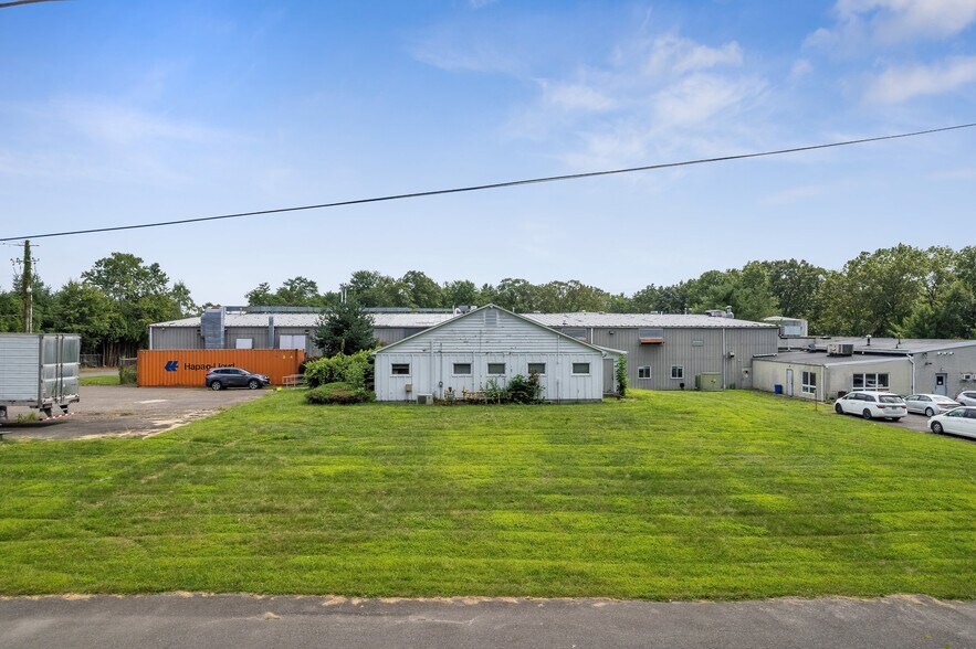 More Photos Of 555 Country Club Rd, Dallas Warehouse For Sale