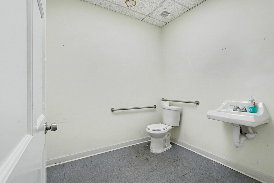 More Photos Of 1445 Cleveland Ave, East Point Showroom For Sale