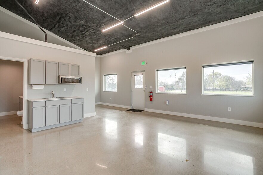 More Photos Of 1650 Staree Ln, Saginaw Light Manufacturing For Sale