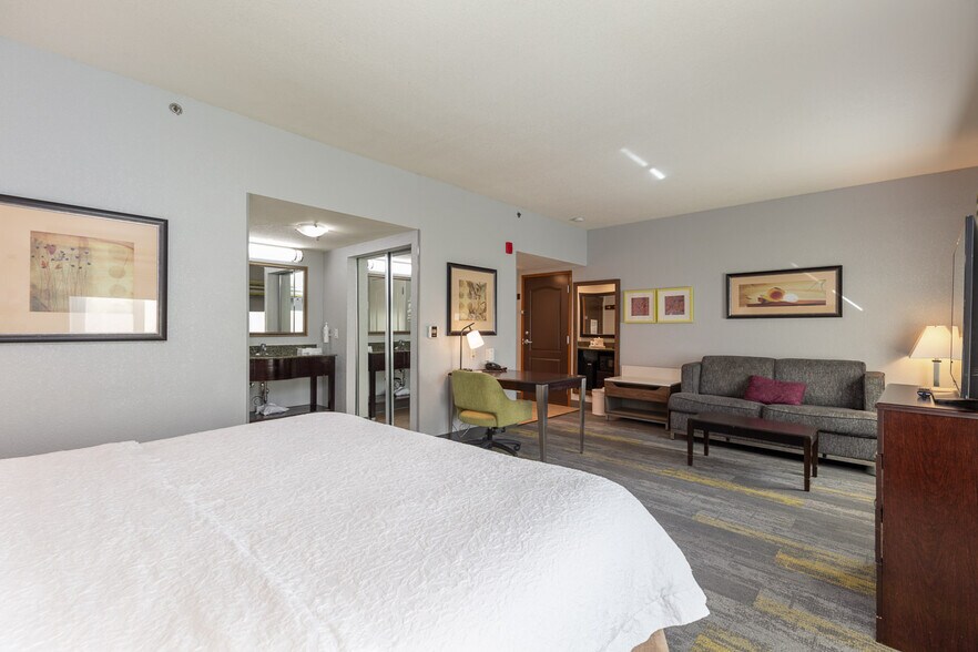 More Photos Of 7941 E Brundage Ln, Bakersfield Hotel For Sale