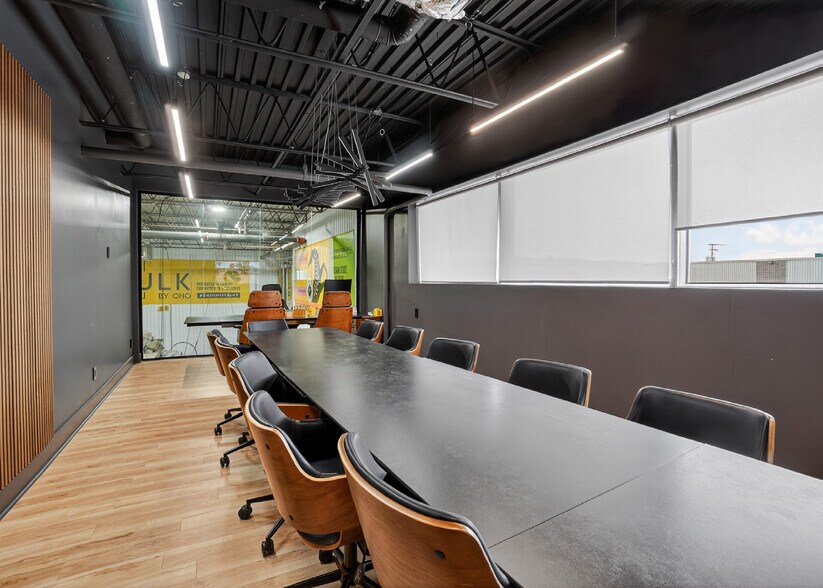 More Photos Of 7524-7550 Ch De La Côte-de-Liesse, Montréal Distribution For Sale