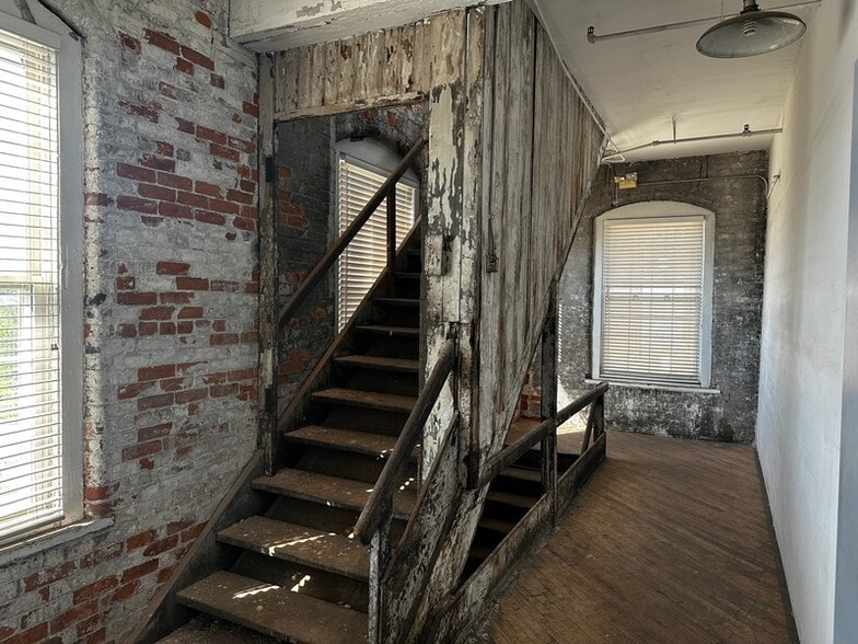 More Photos Of 100 S Clinton St, Dayton Distribution For Sale