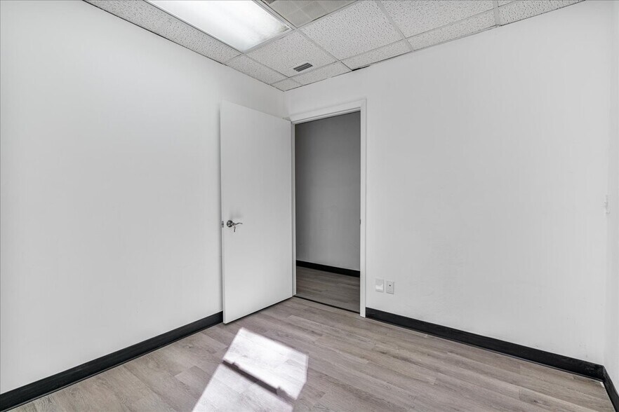 More Photos Of 7733 W Newberry Rd, Gainesville Office For Lease