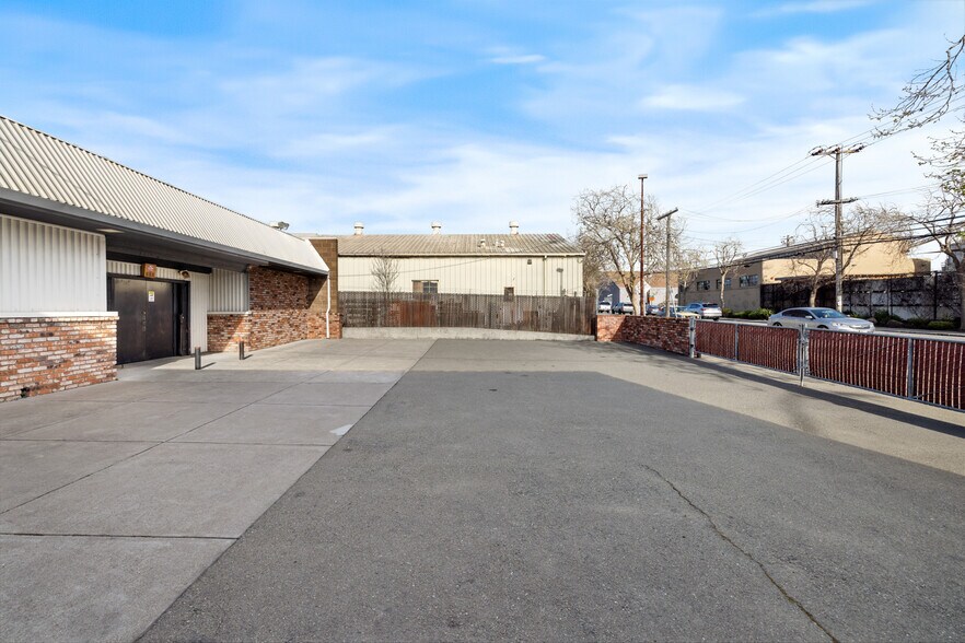 More Photos Of 735 Gilman St, Berkeley Showroom For Sale