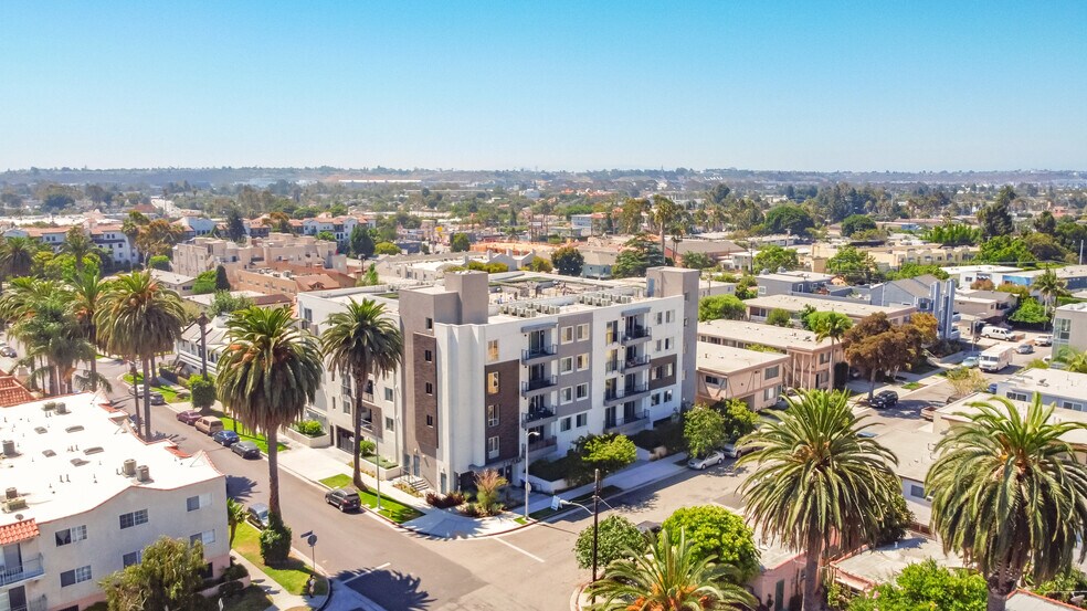 More Photos Of 11900 Courtleigh Dr, Los Angeles Apartments For Sale