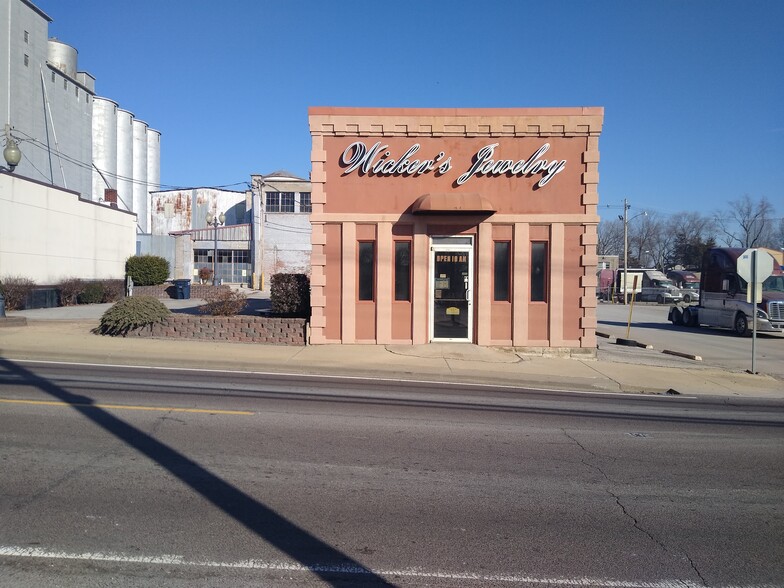 Primary Photo Of 301 W Broadway, Steeleville Freestanding For Sale